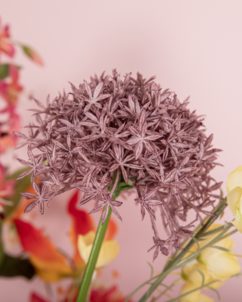 Zijden boeket met vaas | Colourful Love - Klein | Betaalbare kunstbloemen | Allium | Detailfoto
