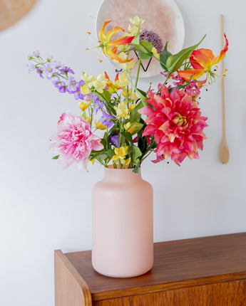 Zijden boeket met vaas | Colourful Love - Klein | Betaalbare kunstbloemen | Inclusief vaas | Interieurfoto